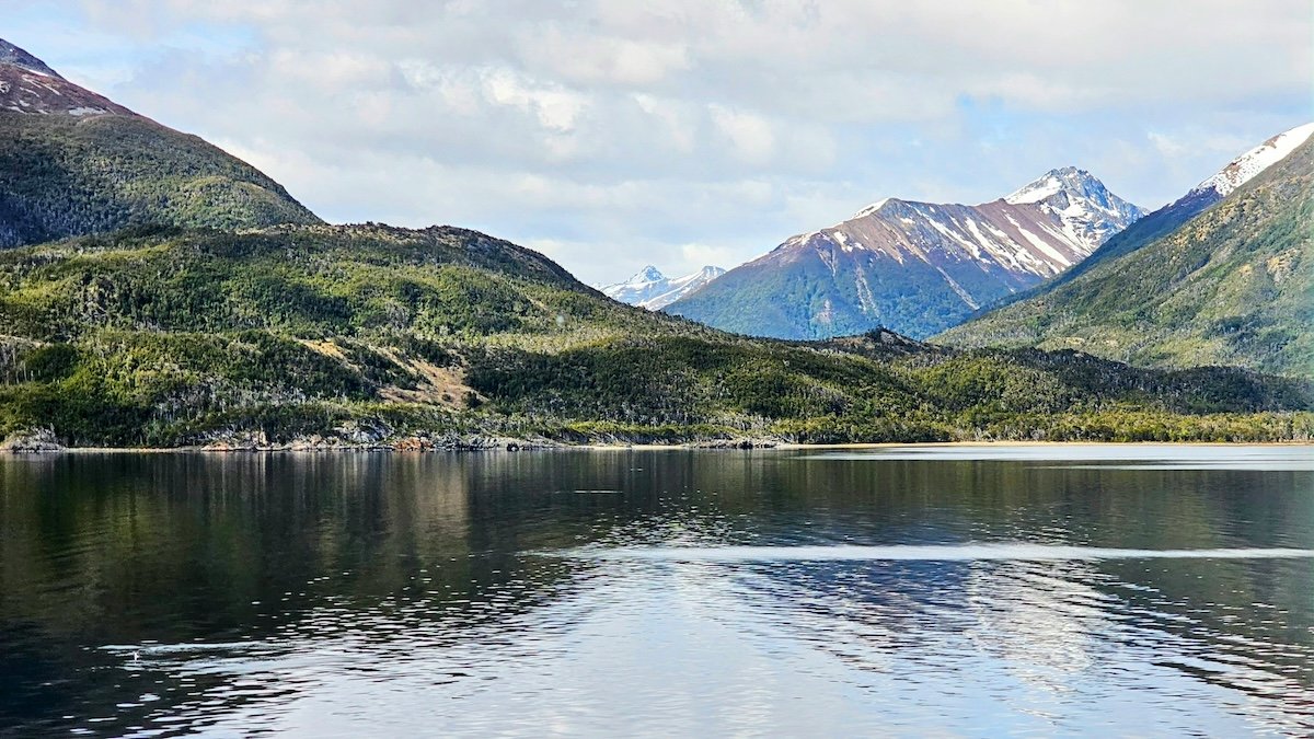 Entorno tranquilo de fiordo en la Patagonia chilena